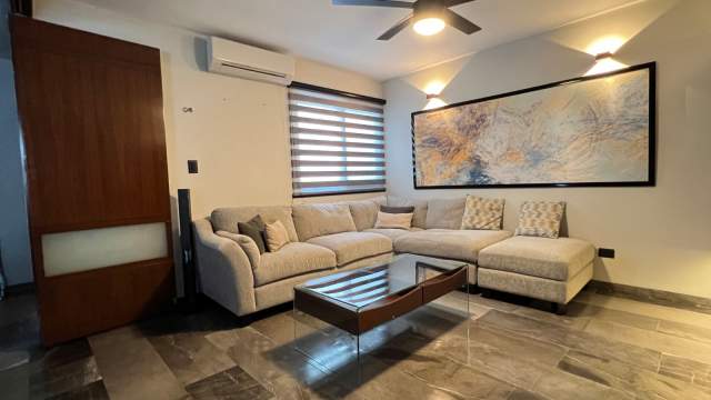 Amplio departamento amueblado, en zona céntrica.