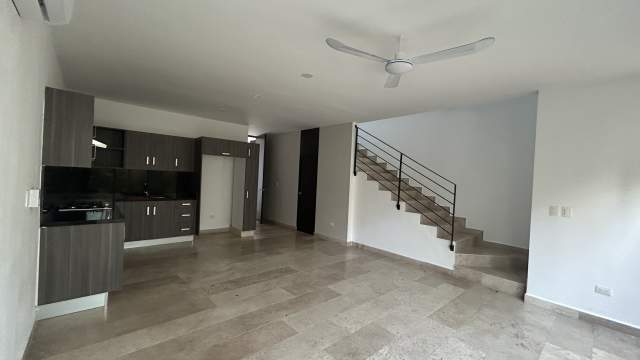Townhouse de 2 recámaras, equipado, con alberca privada, en zona norte.